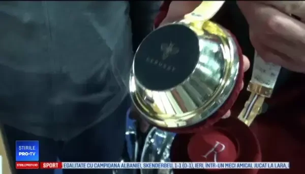 CES 2018. Cum arată căștile-telefon, îmbrăcate în aur, care costă 5000 de EURO