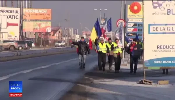 Protestatarii care vin, pe jos, din Cluj până la București, întâmpinați cu ceai și cafele