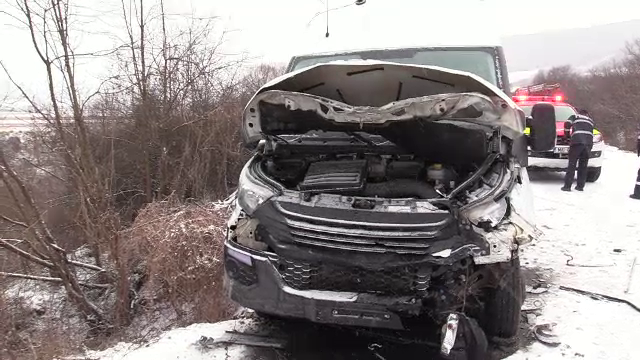Accident grav în apropiere de Dej. O mașină s-a izbit de o autoutilitară
