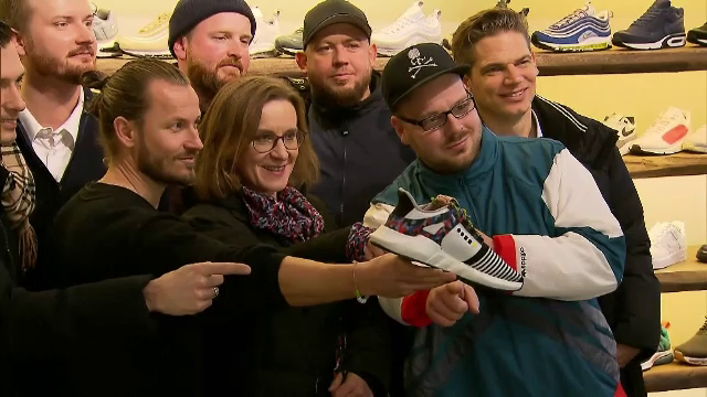 Sute de germani au stat la coadă pentru a cumpăra pantofi sport în ediție limitată