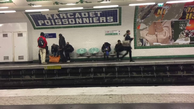 Metrourile din Paris nu opresc în anumite stații. Care este motivul