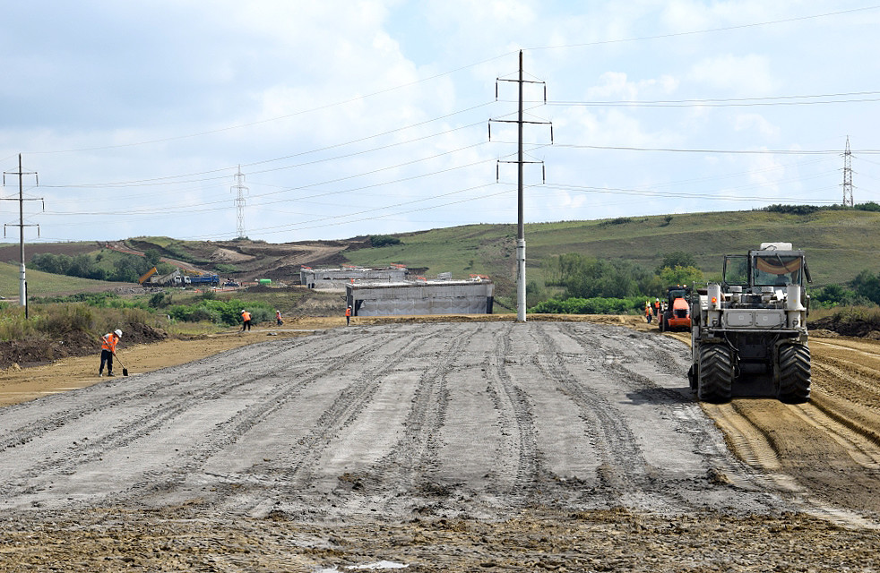 Autostrada Sebeş - Turda s-a stricat înainte să se circule pe ea. CNAIR refuză recepţia