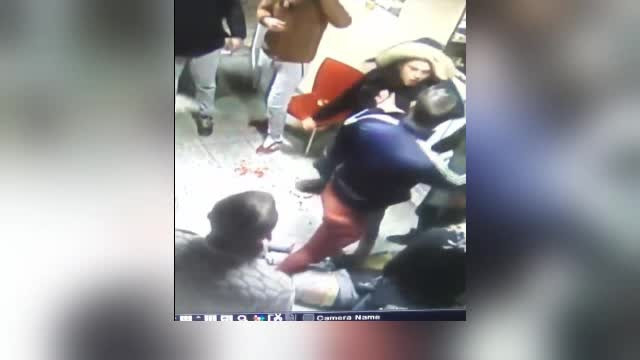 Bătaie într-o benzinărie. Patru tineri băuți l-au călcat în picioare pe un vânzător