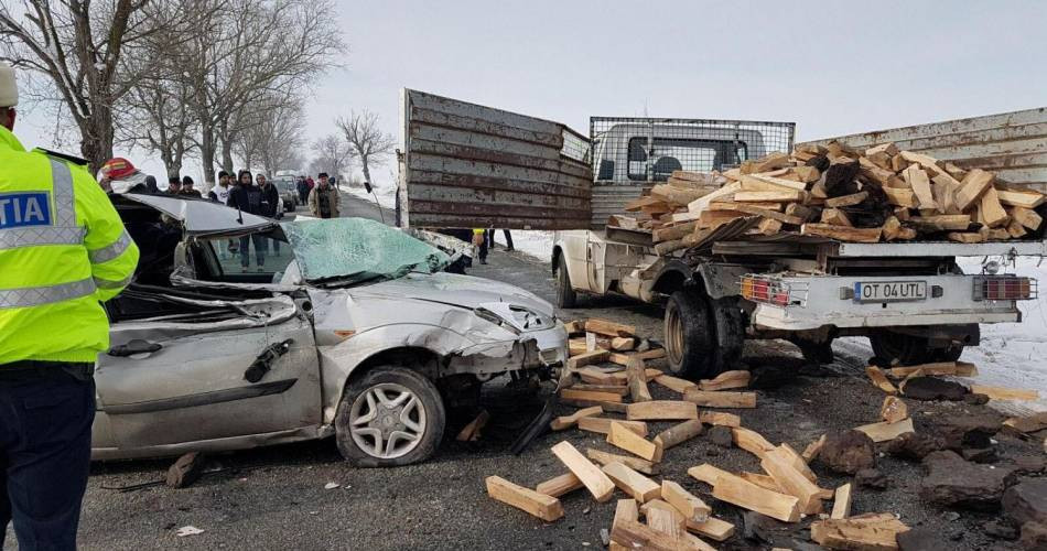 Un şofer care repara o autoutilitară, accidentat mortal în apropiere de Corabia. VIDEO