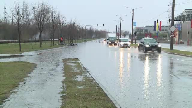 Străzi acoperite de șuvoaie, în Vestul țării, după o ploaie de câteva ore