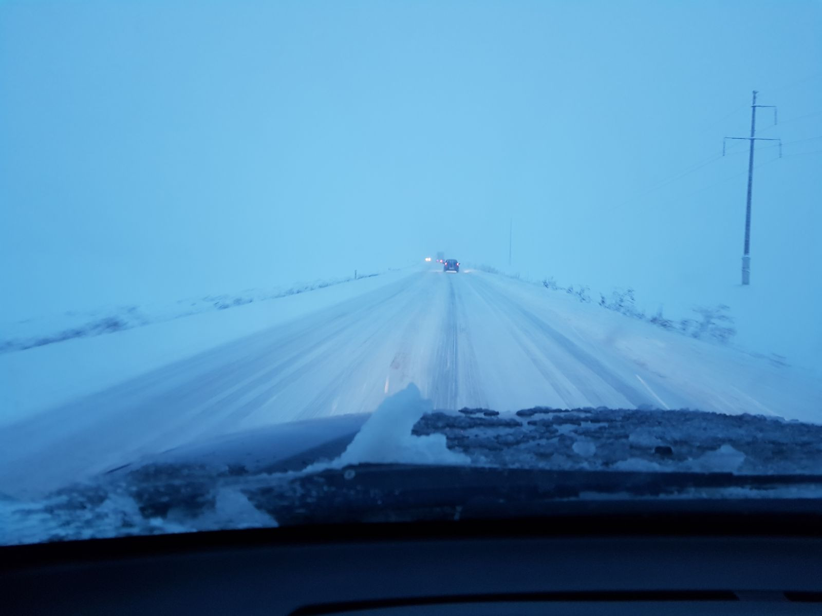 Drumuri închise din cauza viscolului puternic. Ninge abundent în mai multe județe