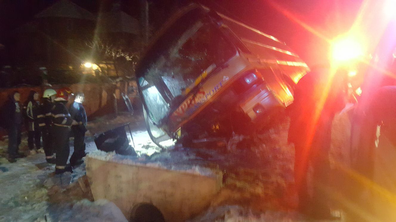 Un autobuz plin cu oameni s-a răsturnat lângă Târgu Jiu, din cauza zăpezii. 3 persoane, duse la spital