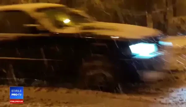 Drumuri închise din cauza viscolului puternic. Ninge abundent în mai multe județe