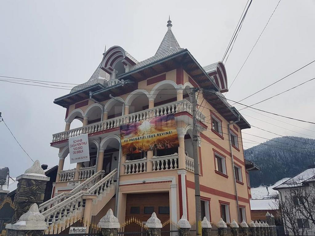 Un bărbat din Câmpulung Moldovenesc îşi dă casa cu 2 etaje pe 100.000 de Biblii
