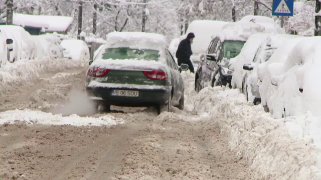 Județele din Moldova, paralizate de zăpadă: „Am o oră de când dau la lopată”