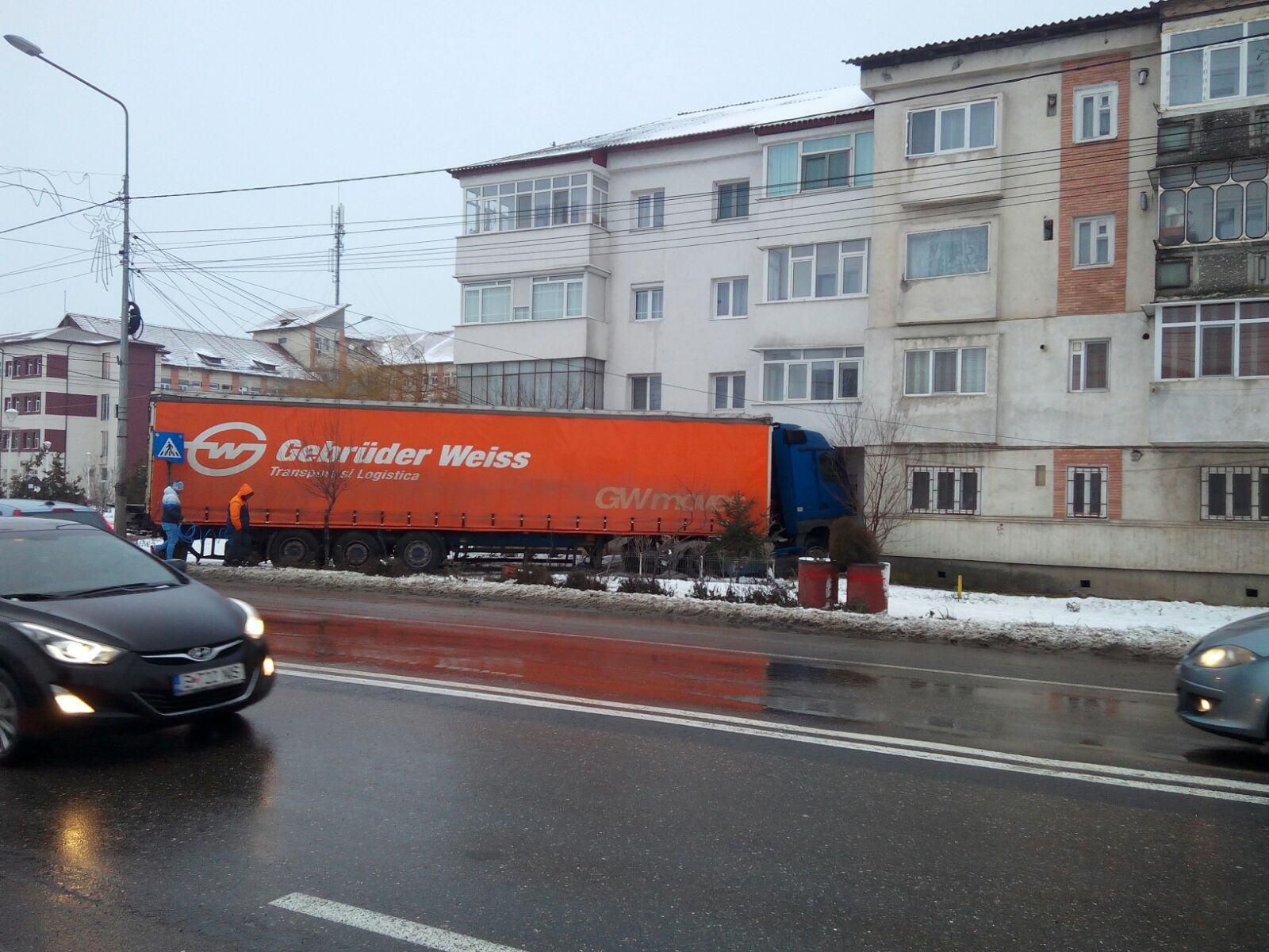 Un şofer a intrat cu TIR-ul într-un bloc din Adjud, după ce a derapat pe zăpadă