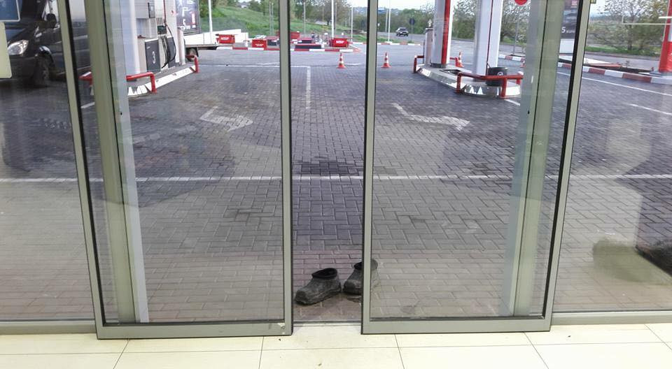 O femeie din Moldova, surprinsă desculță în magazin de teamă să nu facă mizerie