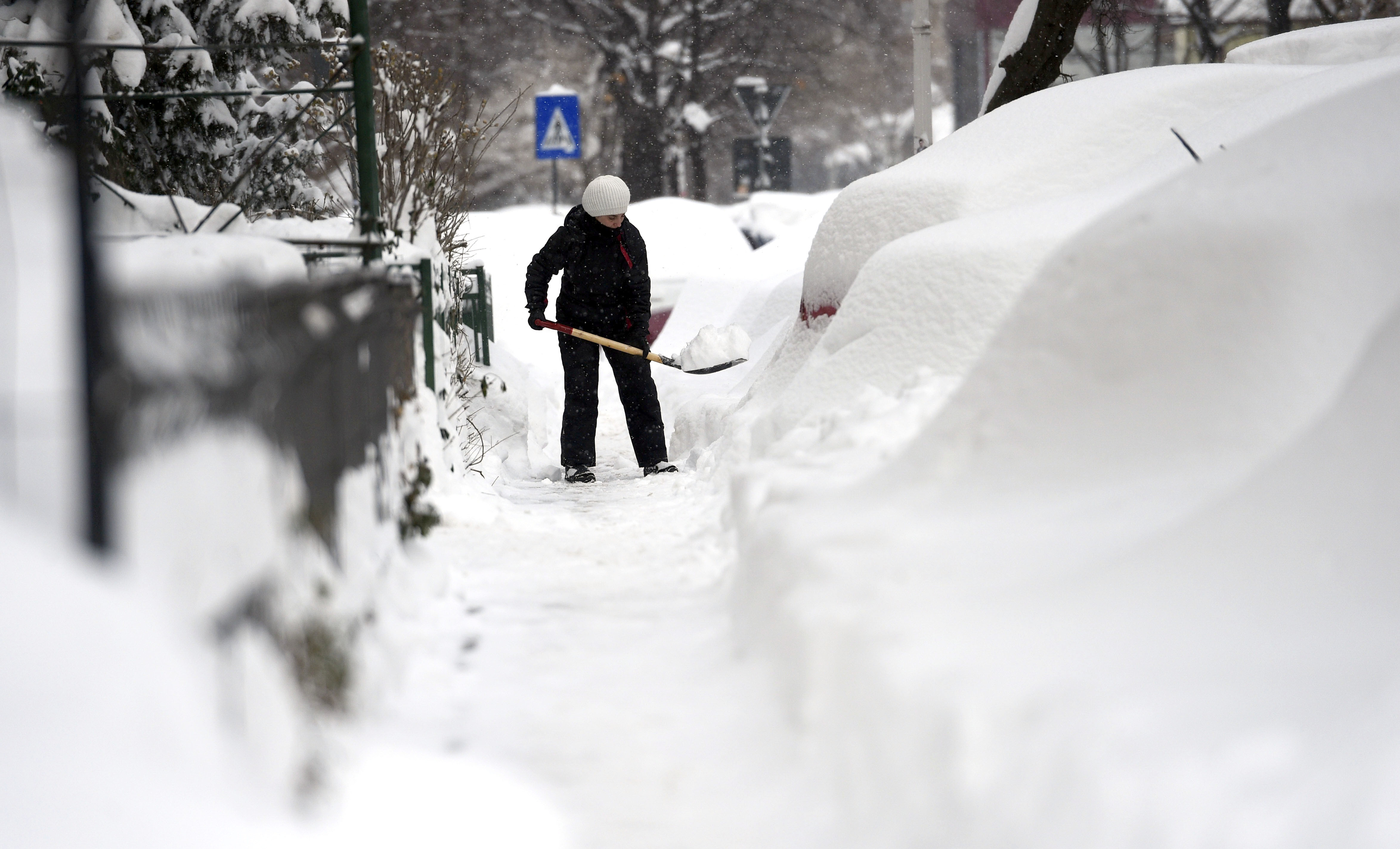 Bucureștiul îngheață. Capitala se află sub un nou cod de ninsori viscolite