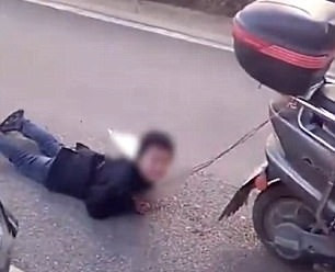 O mamă și-a legat copilul de un scuter și l-a târât, pe motiv că a fost ”obraznic”