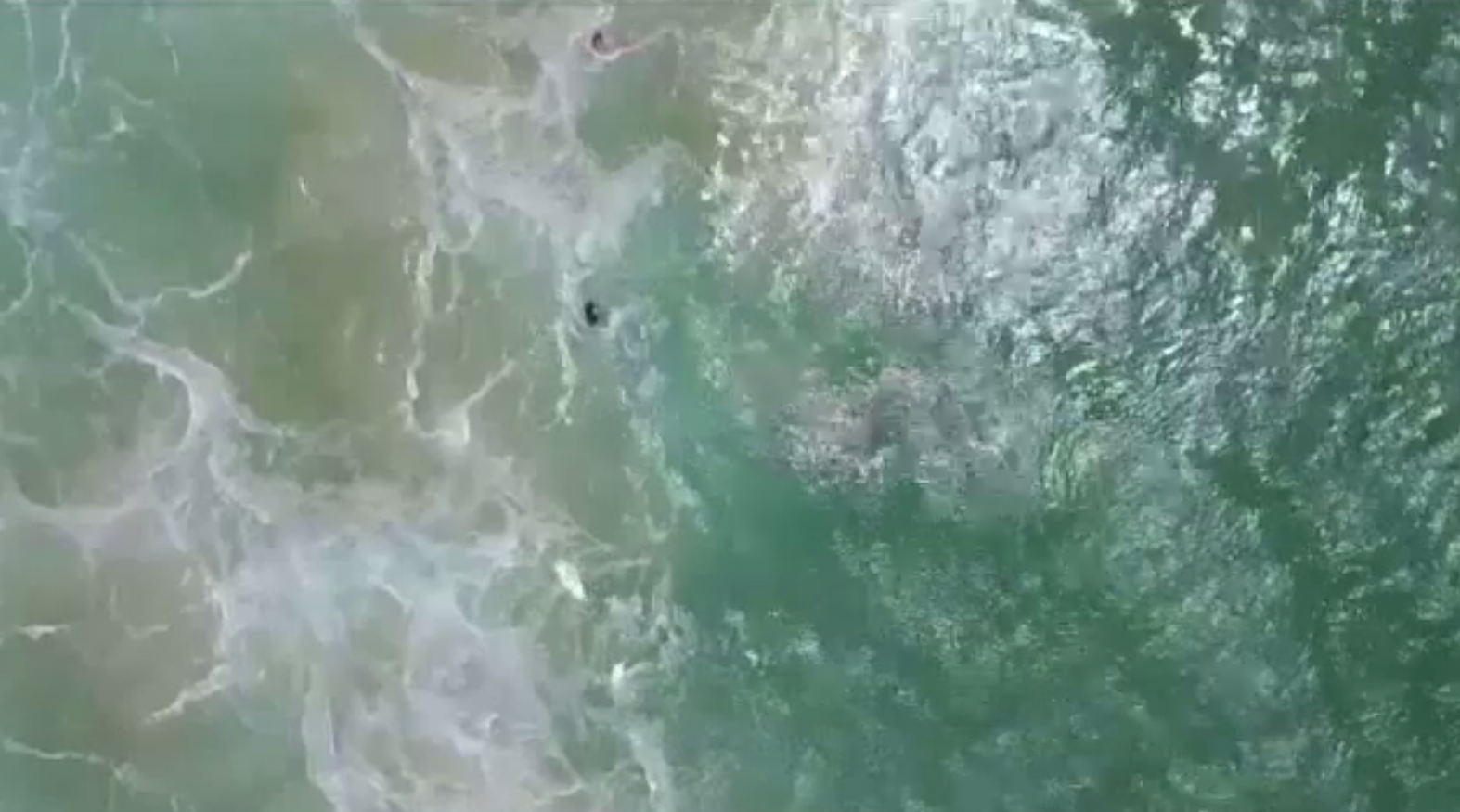 Doi surferi, salvați de la înec cu ajutorul unei drone