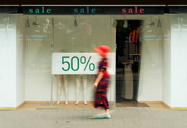 Ce se ascunde în spatele reducerilor de 50% la haine. Diferența dintre România și Occident