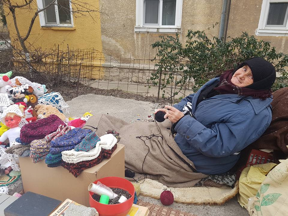 Bătrâna care trăiește pe stradă, în ger, după ce i-a murit fiul. Vinde căciuli făcute de ea