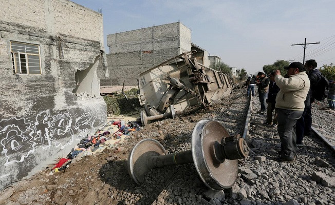 Un tren de marfă a deraiat în Ciudad de Mexico. Cinci persoane au murit