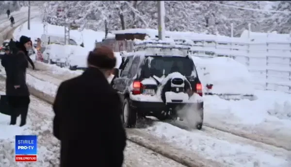 Județele din Moldova, paralizate de zăpadă: „Am o oră de când dau la lopată”
