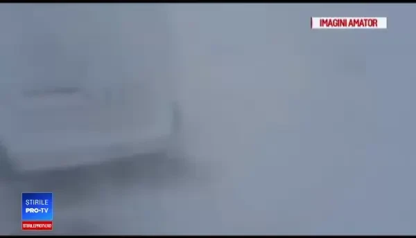 Viscol puternic în mai multe județe. Accidente și copaci rupți de vântul care a atins 130 de km/h