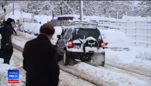 Județele din Moldova, paralizate de zăpadă: Am o oră de când dau la lopată