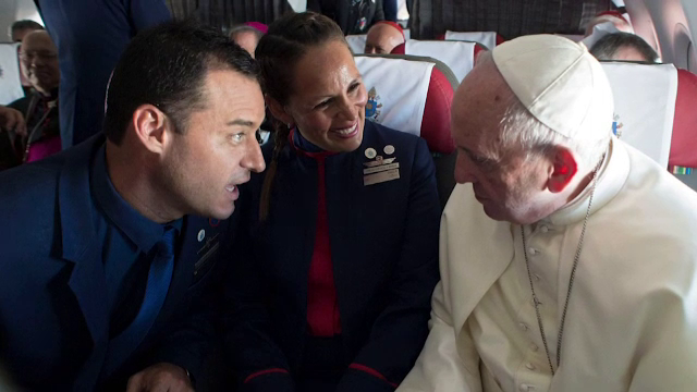 Papa Francisc a oficializat nunta a doi însoțitori de zbor, la bordul unei aeronave