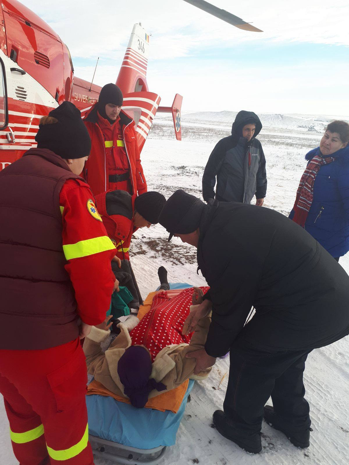 Gravidă din Tulcea, dusă cu elicopterul SMURD la spital din cauza unui "dop de zăpadă"