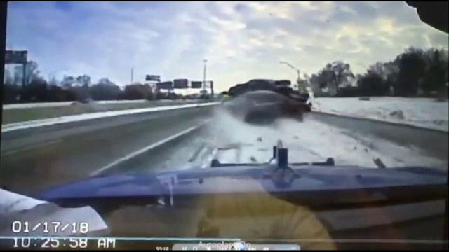 O mașină de tractare a fost izbită violent de un alt autoturism, în Detroit