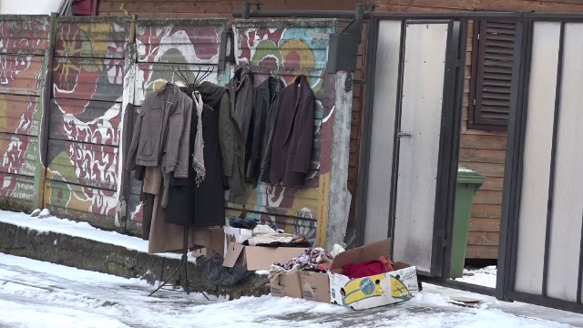 "Cuier pentru nevoiași". Zeci de persoane s-au bucurat de haine groase grație campaniei