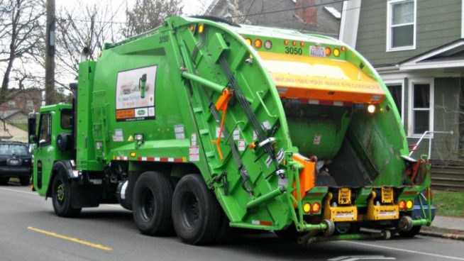 Accident mortal în Tulcea. O femeie a murit după ce a fost lovită de mașina de gunoi