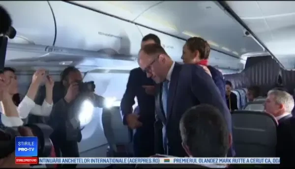 Papa Francisc a oficializat nunta a doi însoțitori de zbor, la bordul unei aeronave