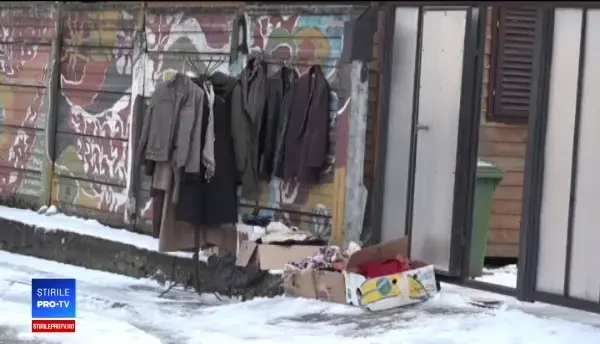 "Cuier pentru nevoiași". Zeci de persoane s-au bucurat de haine groase grație campaniei