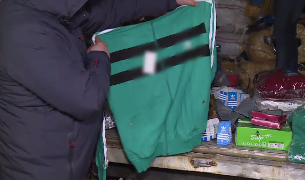 Atenție când cumpărați haine de firmă. Descoperirea făcută de polițiști în Pantelimon