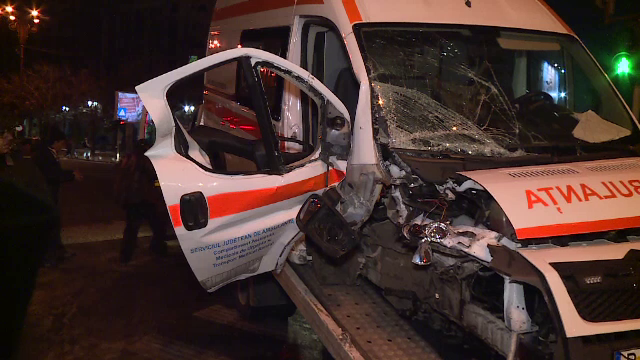 Ambulanță aflată în misiune, spulberată de un autoturism, în centrul Capitalei. Asistenta și șoferul, răniți