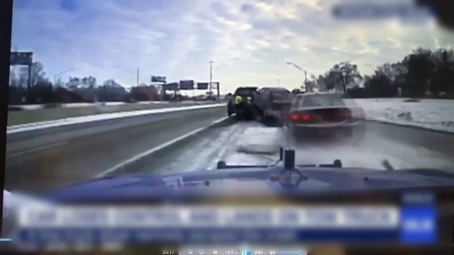 Accident spectaculos în SUA, provocat de o mașina care a derapat pe o șosea alunecoasă