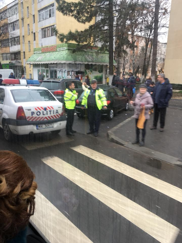 Doi tineri inconștienți, intoxicați cu droguri, găsiți pe o stradă din Pitești