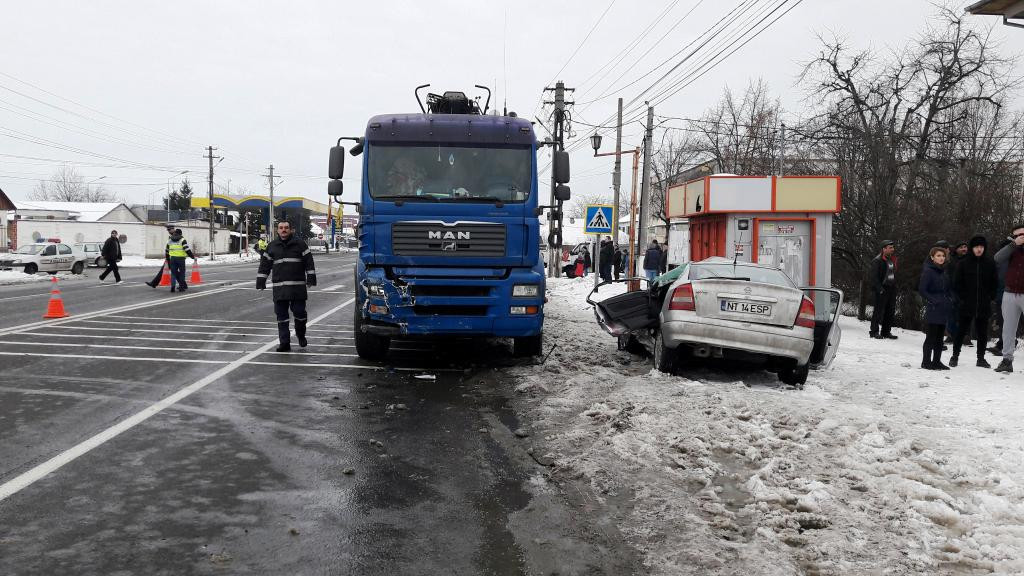 Accident grav în Neamț. O mașină a intrat sub un camion care transporta lemne