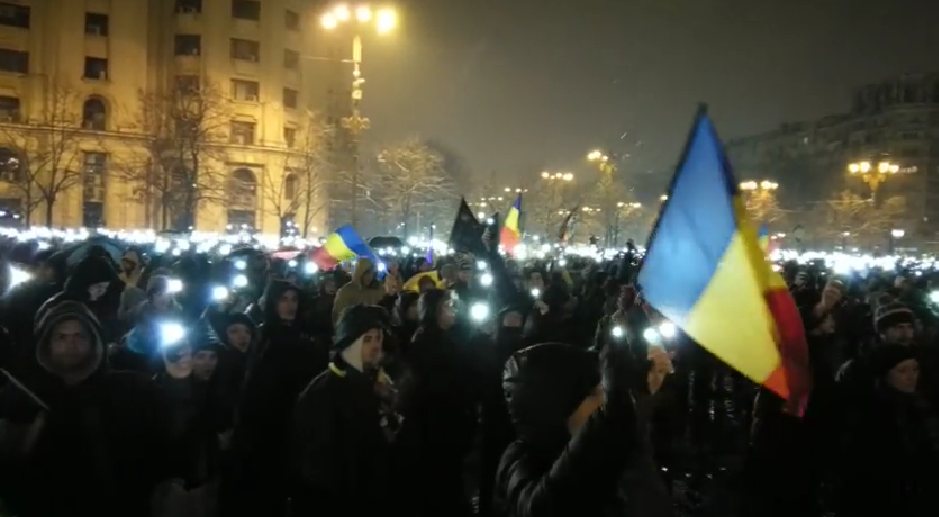 Momentul în care protestatarii aprind lanternele în fața Parlamentului