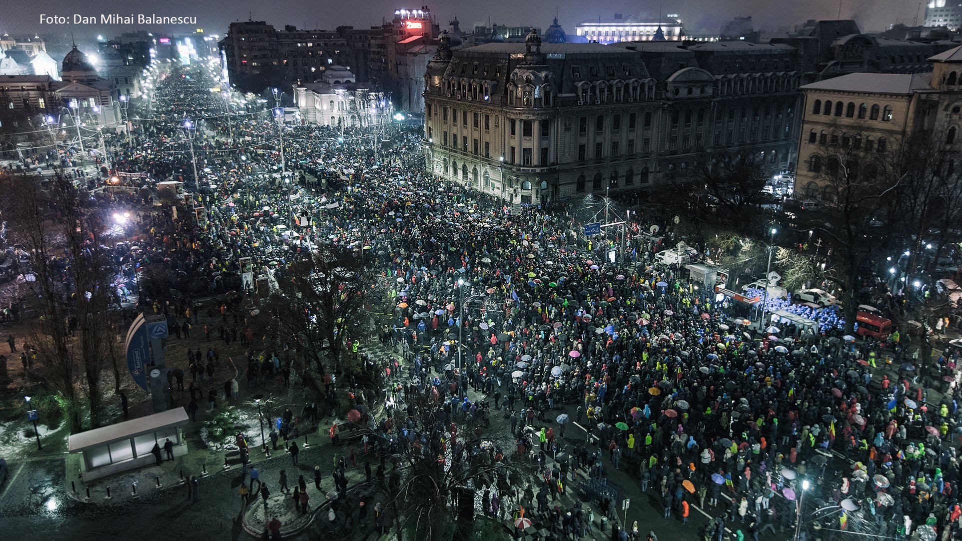 Filmul protestului cu 50.000 de oameni din București. Piața Constituției s-a transformat într-o mare de lumini