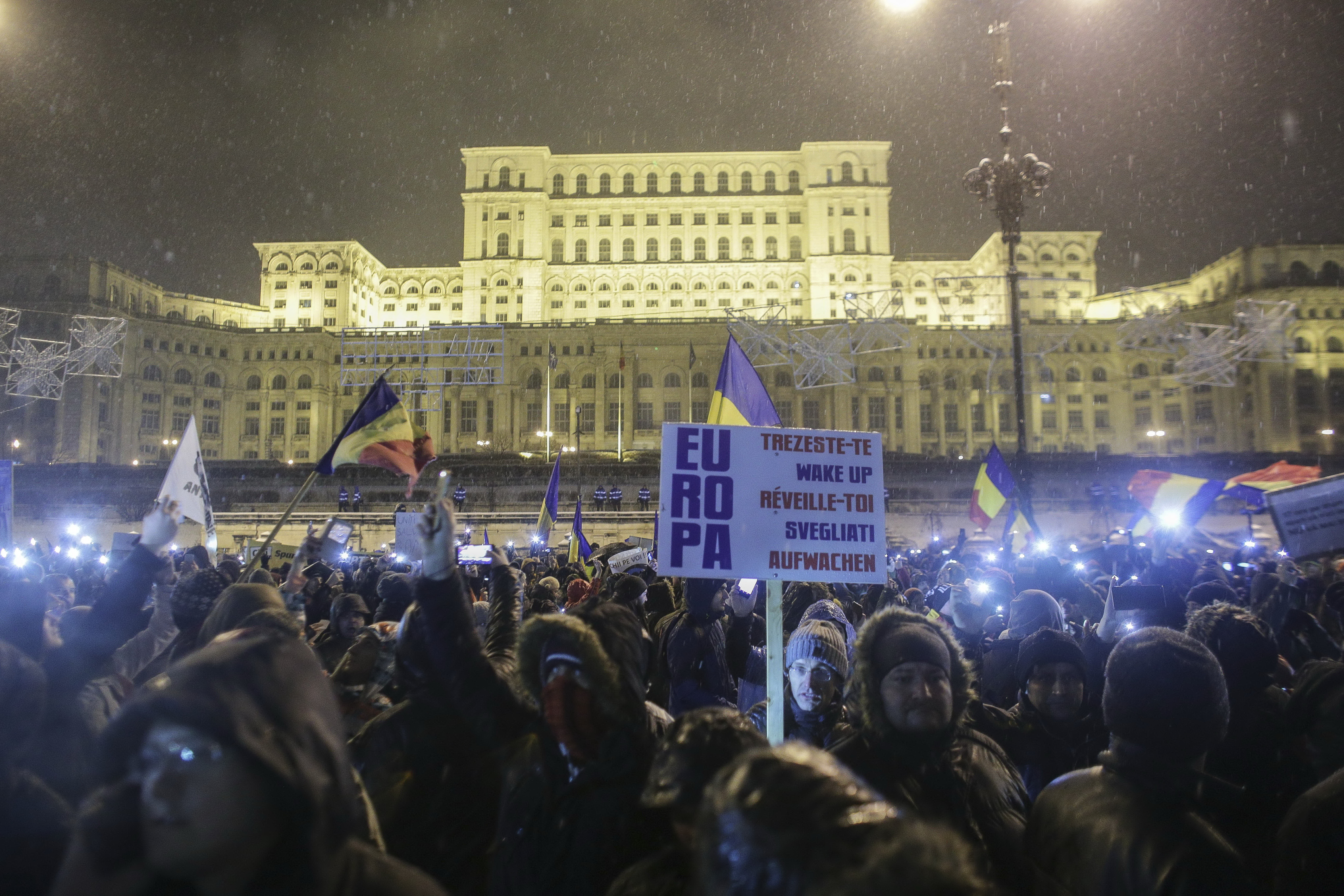 Zeci de mii de oameni au protestat în București faţă de modificarea legilor justiţiei