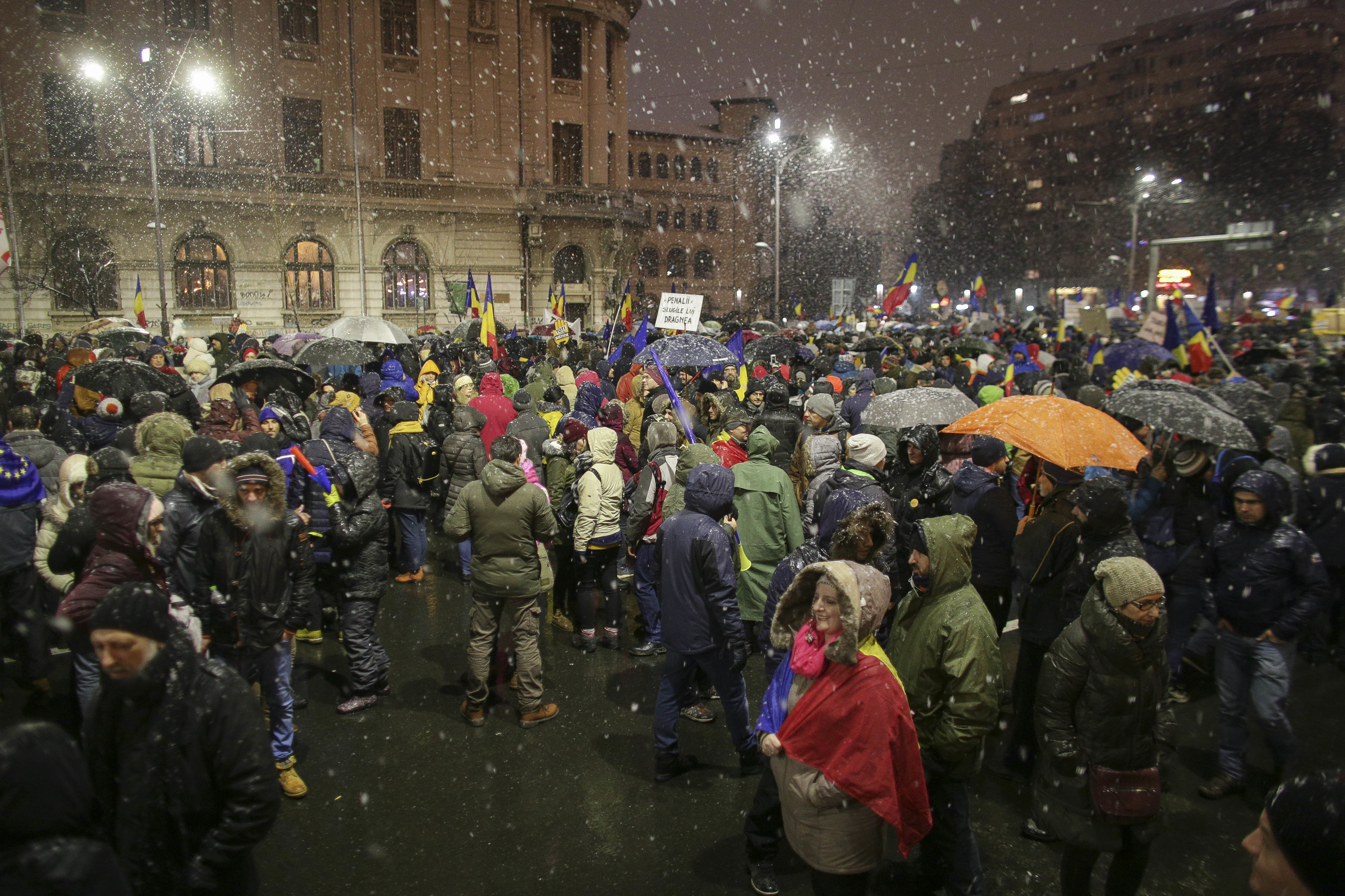 Jurnaliștii străini, foarte impresionați de românii care au protestat sub zăpadă și ploaie