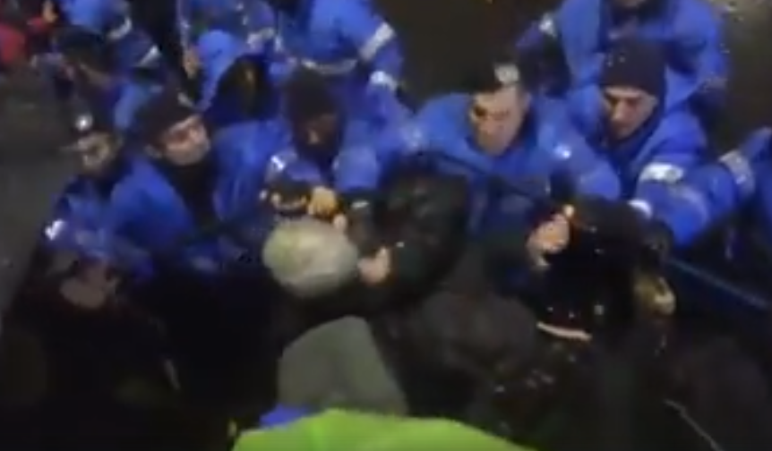 Momentul în care un jandarm a lovit un bătrân, la protestul din București. VIDEO