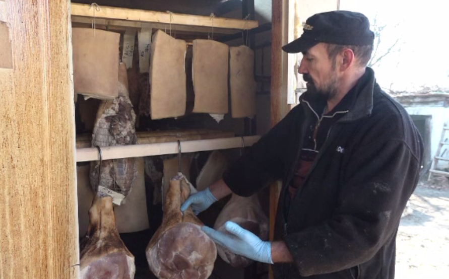 Afumătorile se umplu cu preparate pentru Paște. Mezelarii lucrează la foc continuu
