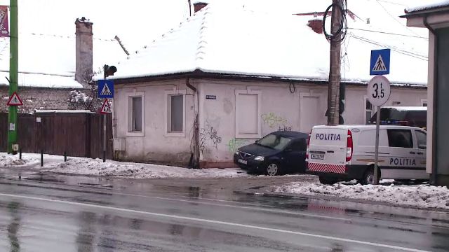 Doi bărbați din Brașov, suspectați că și-au ucis amicul cu care locuiau. Cadavrul, descoperit de un vecin