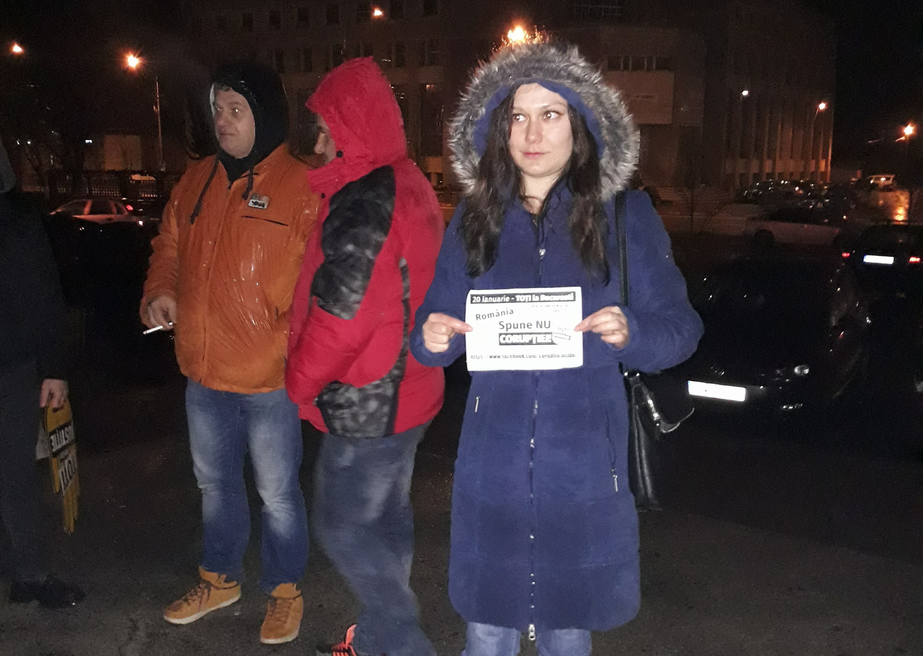 Protest timid, cu 9 persoane, în Alexandria. Oamenii spun că nu ies din case de frică
