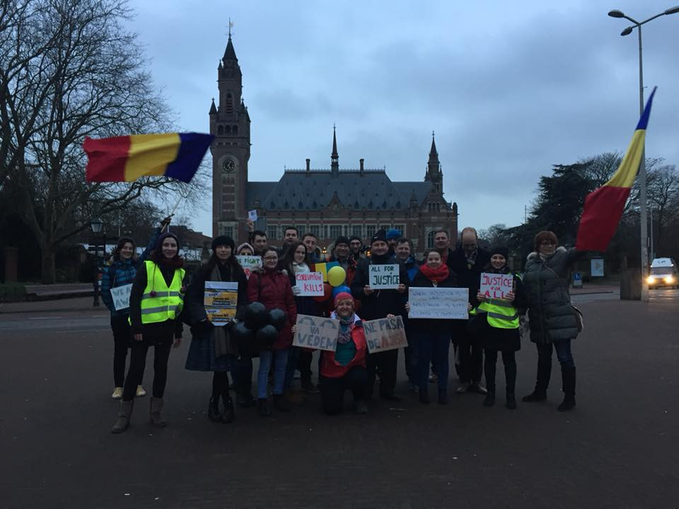 Românii protestatari din Olanda au ieșit pe străzi pentru a cere Parlamentului să combată corupția
