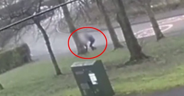 Momentul șocant în care un individ încearcă să răpească o fetiță de 11 ani, la ieșirea de la școală