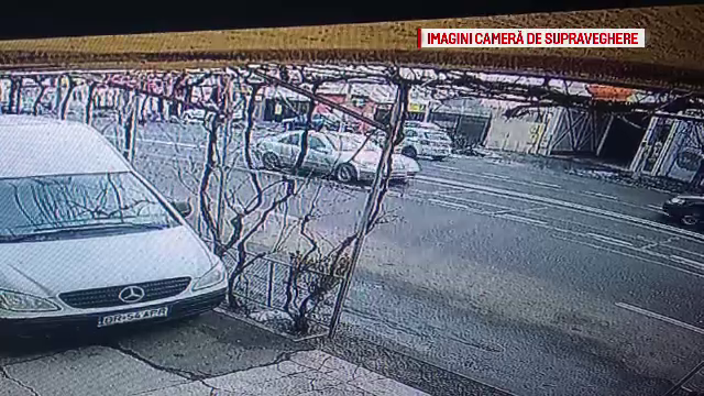 Momentul în care un șofer lovește frontal un microbuz cu pasageri în Brăila