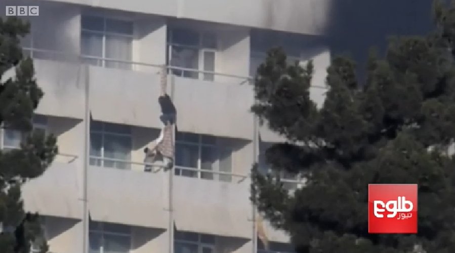 Bilanţul atentatului din Kabul a ajuns la 18 morţi. Oamenii s-au salvat coborând pe cearșaf