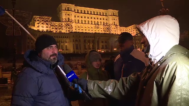 Mesajele protestatarilor: ”Nu mai reprezentăm nimic pentru ţara asta, suntem buni doar în preajma alegerilor!”